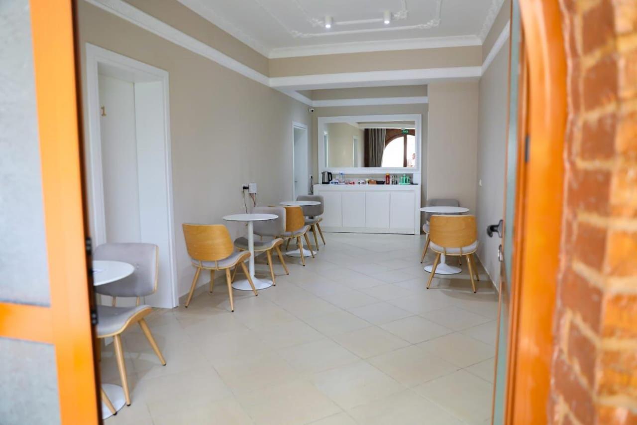 Hotel Merkaj *